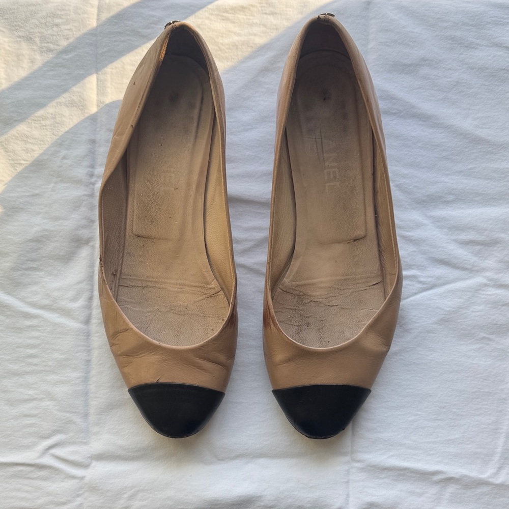 CHANEL Two-Tone Beige and Black Flats
